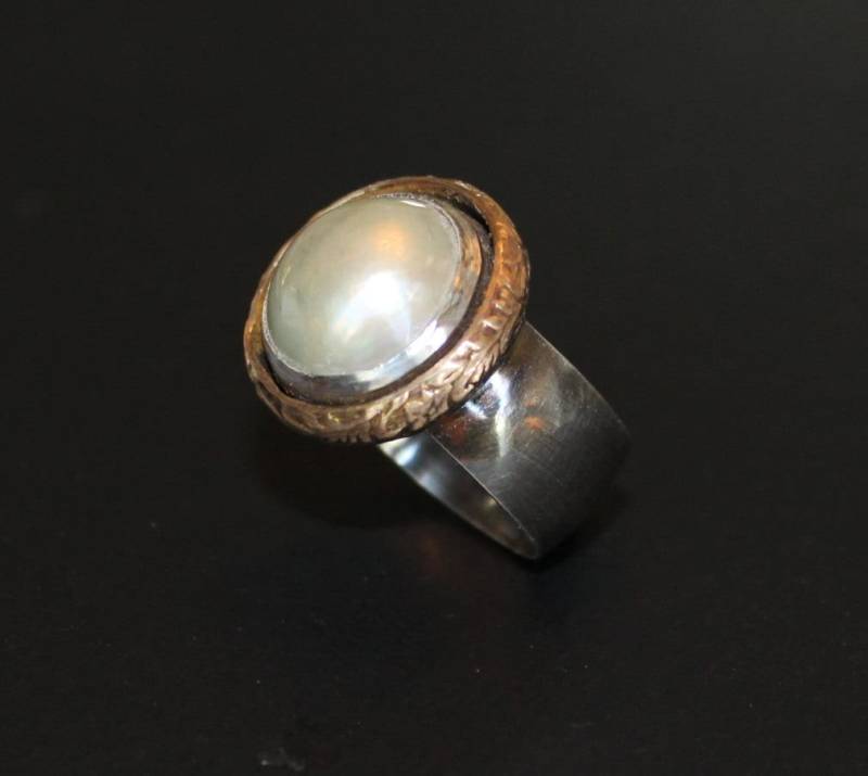 Oxidierter Sterling Silber Mabe Perlenring Blumiger Goldakzent, Juni Geburtsstein Oxidierter Sterling Silber Mabe Perlenring Blumiger Goldakzent, Juni Geburtsstein von MyFascinationStreet
