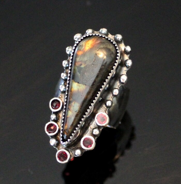 Spektrolit Labradorit Ring Sterling Silber Granat Statement Ring Spektrolit Labradorit Ring Sterling Silber Granat Statement Ring von MyFascinationStreet
