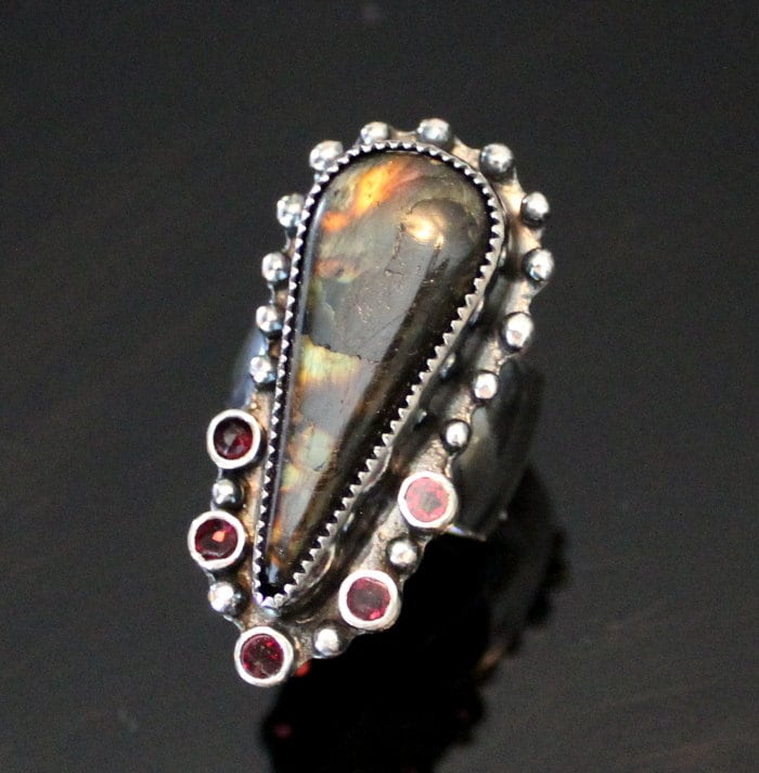 Spektrolit Labradorit Ring Sterling Silber Granat Statement Ring Spektrolit Labradorit Ring Sterling Silber Granat Statement Ring von MyFascinationStreet