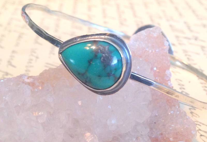 sterling Silber Türkis Armreif Handgemachtes Grün Teardrop Armband von MyFascinationStreet
