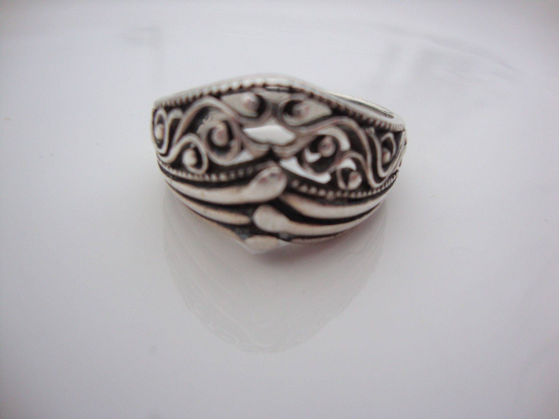 Filigraner 925Er Sterlingsilber-Ring Im Jugendstil-Stil in V-Form Filigraner 925Er Sterlingsilber-Ring Im Jugendstil-Stil in V-Form von MyFavoriteKeepsakes