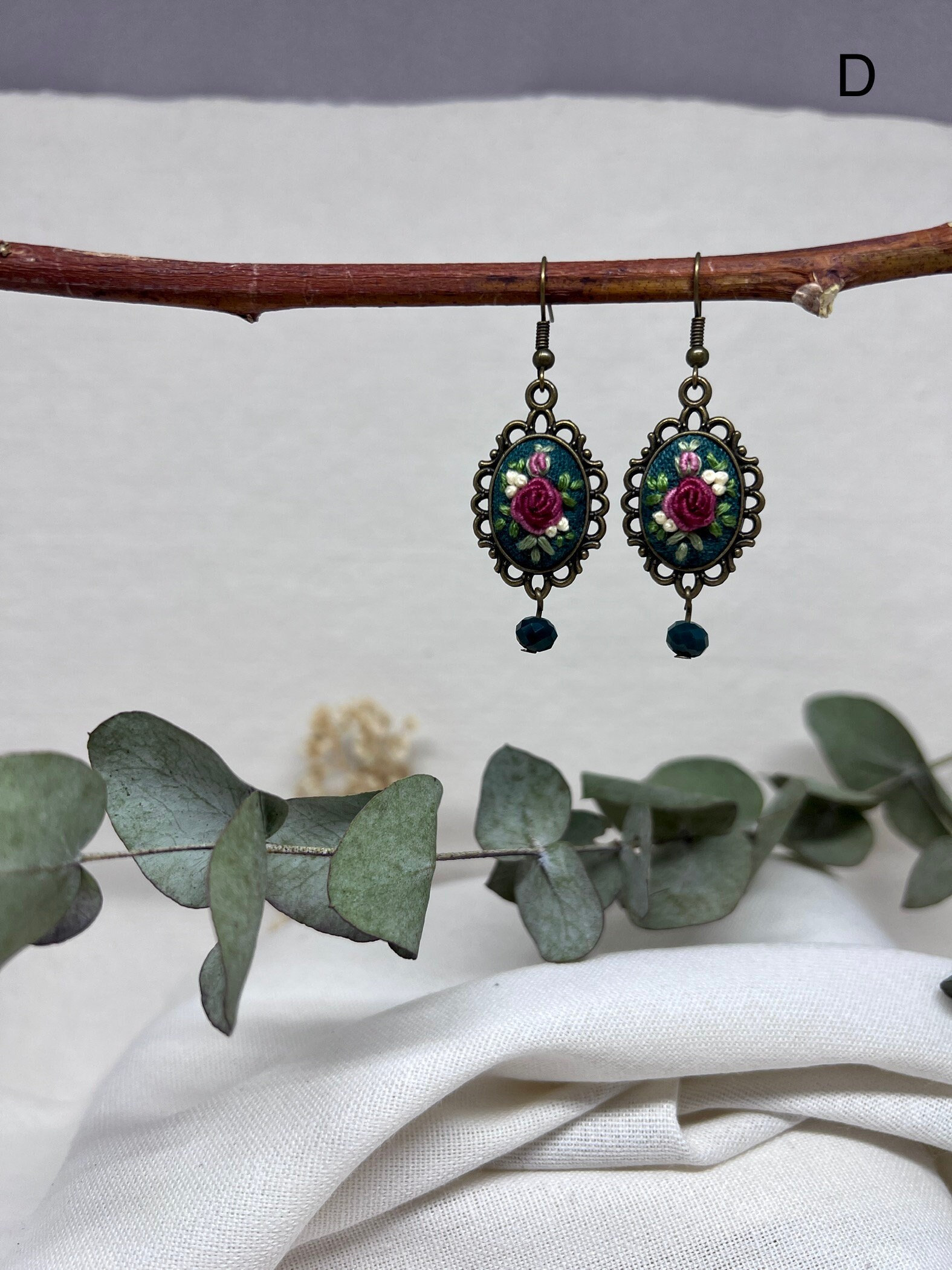 Hand Bestickter Ohrring Mit Floralen Elementen, Ein Großartiges Geschenk Für Sie von MyFazyStudio