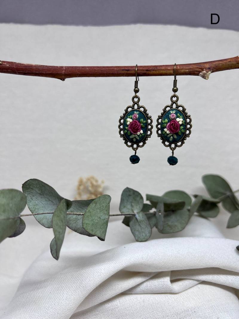 Hand Bestickter Ohrring Mit Floralen Elementen, Ein Großartiges Geschenk Für Sie von MyFazyStudio