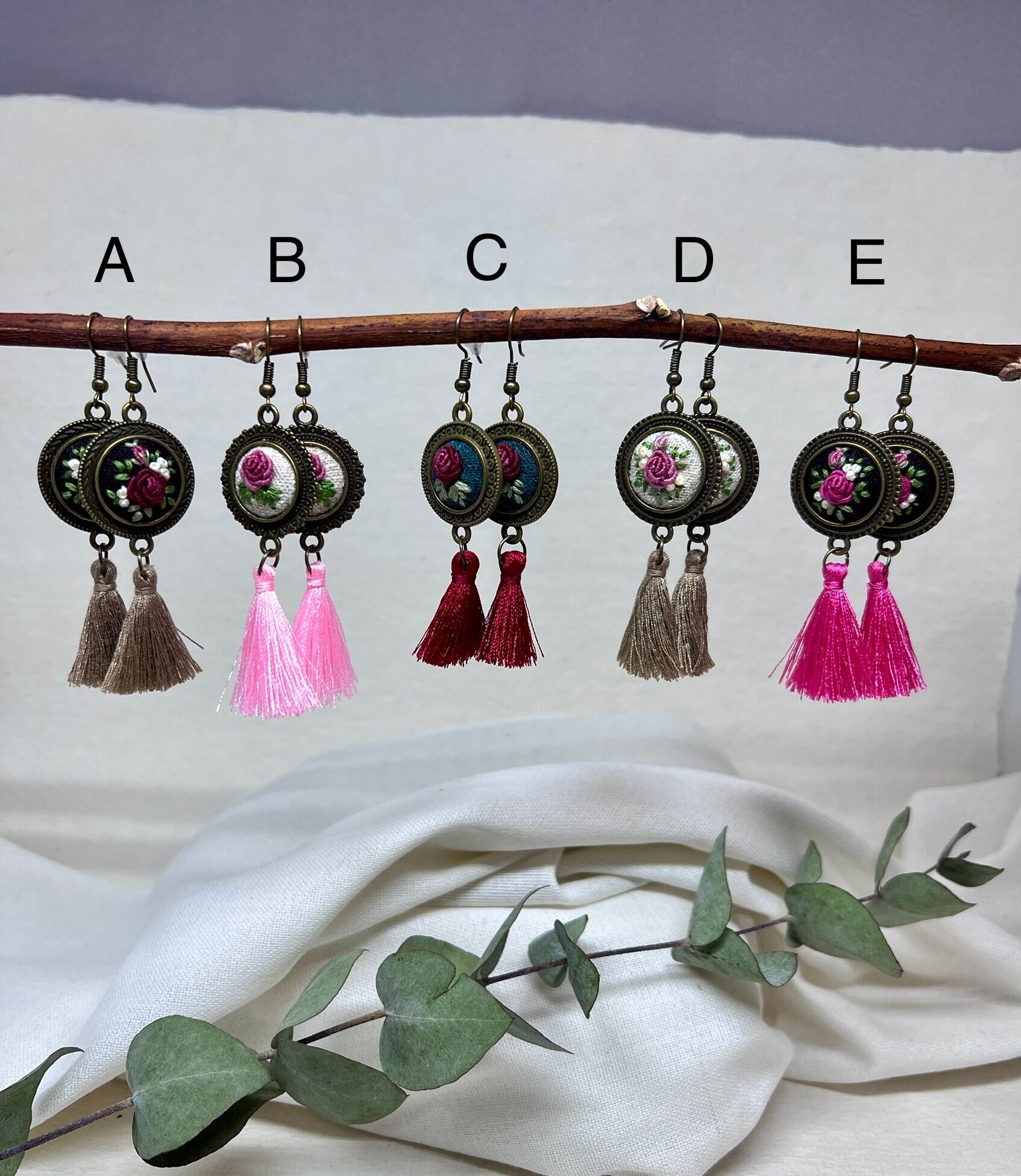 Hand Bestickter Ohrring Mit Floralen Elementen, Ein Großartiges Geschenk Für Sie von MyFazyStudio