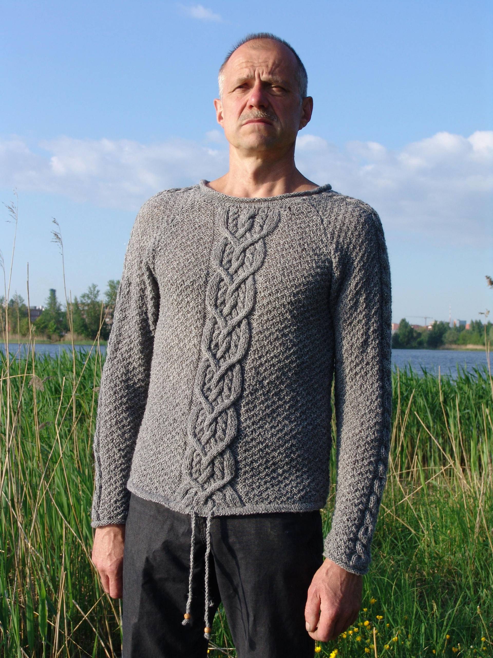 Herrenpullover Grau Aus Wolle Gestrickt Mit Zöpfen Weihnachtsgeschenk von MyFireflyFactory