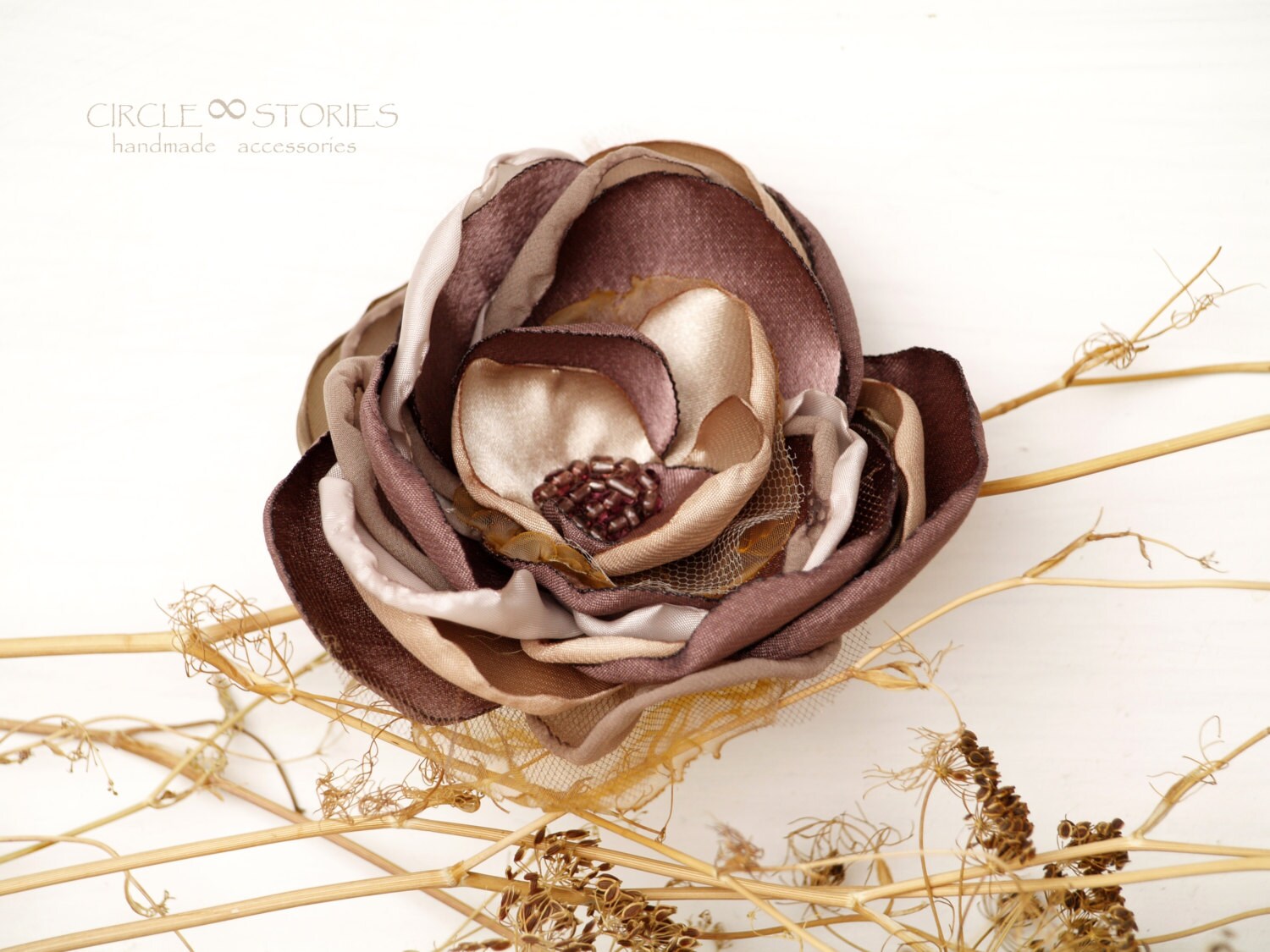 Beige Braun Blumen Brosche Seiden Anstecknadel, Haar Clip Beige Braun Blumen Brosche Seiden Anstecknadel, Haar Clip von MyFlowerAccessories