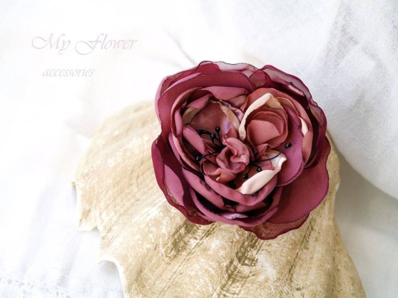 Dusty Mauve Fabric Flower Pin Anstecknadel Oder Haarclip von MyFlowerAccessories