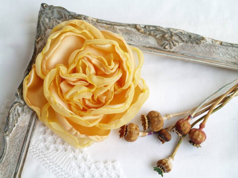 Gelbe Seiden Rose Brosche Handgemachte Stoffblume, Haarspange Gelbe Seiden Rose Brosche Handgemachte Stoffblume, Haarspange von MyFlowerAccessories