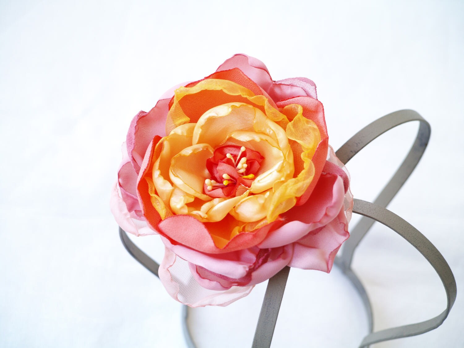 stoffblumen-Brosche, Gelb-Rosa-Koralle-Rosen, Boho-Haarspange von MyFlowerAccessories