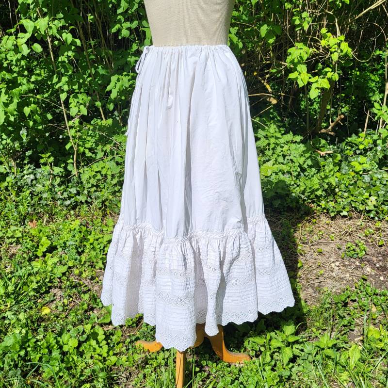 Alter Handgemachter Bestickter Baumwoll-Petticoat Mit 2 Verstellbaren Spitzenrüschen Über Ein Breites Vintage-Schiebeglied von MyFrenchIdeedAntique