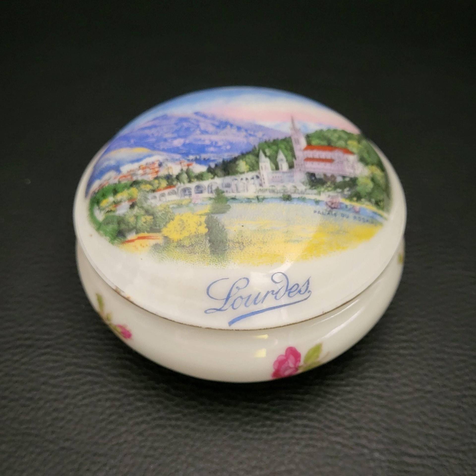 Lourdes Bonbondose Limoges Porzellan Ansicht Des Rosenkranzpalastes in Mit Rosen Verziert Vintage Schmuckschatulle Made France Lourdes Bonbondose Limoges Porzellan Ansicht Des Rosenkranzpalastes in Mit Rosen Verziert Vintage Schmuckschatulle Made France von MyFrenchIdeedAntique