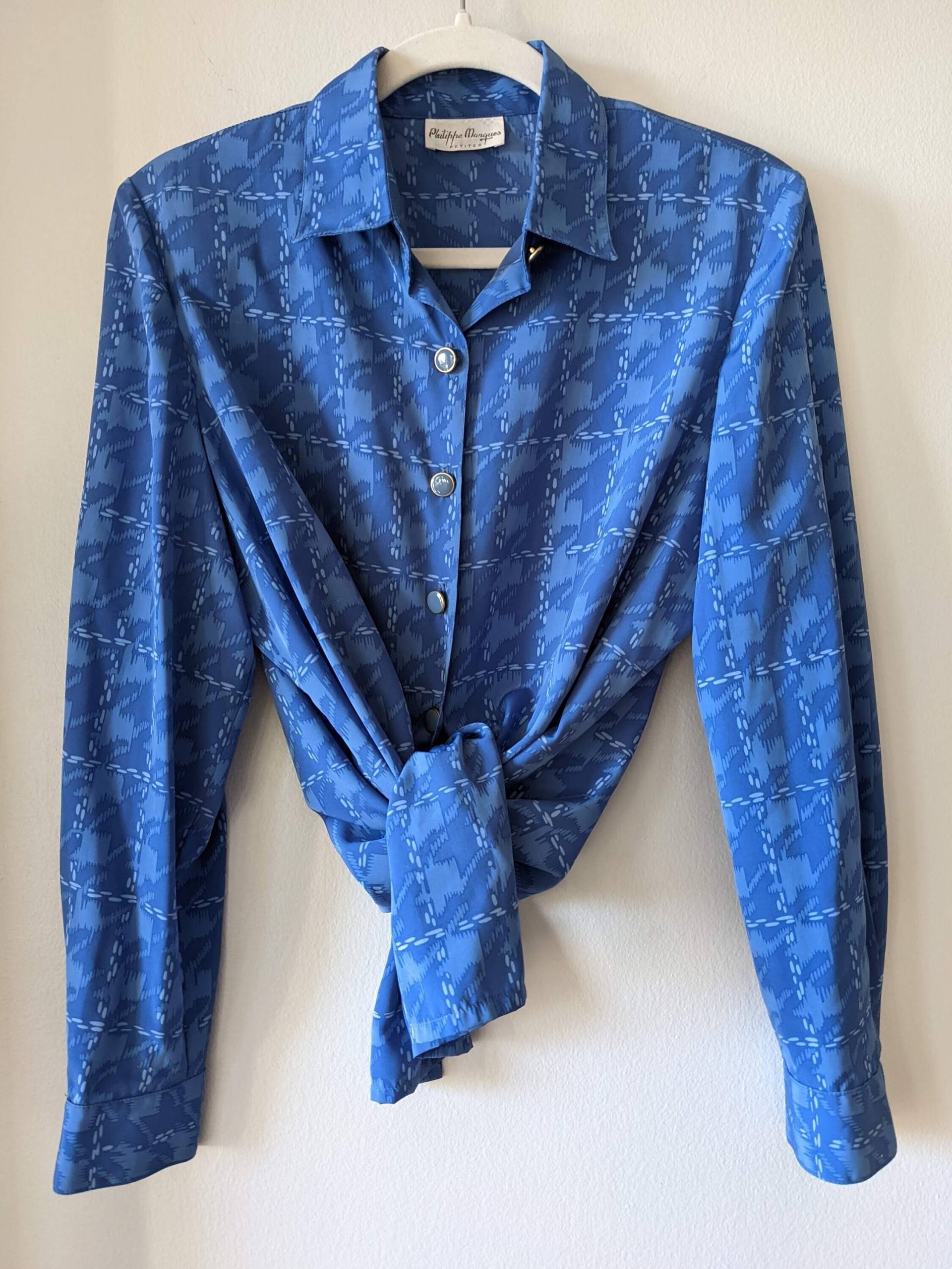 Vintage Mod Bluse Blauer Knopf Down Retro Houndstooth Design Frühling Extra Langarm Emaille Button Philippe Marques Size Small Med Vintage Mod Bluse Blauer Knopf Down Retro Houndstooth Design Frühling Extra Langarm Emaille Button Philippe Marques Size Small Med von MyFriendVintage