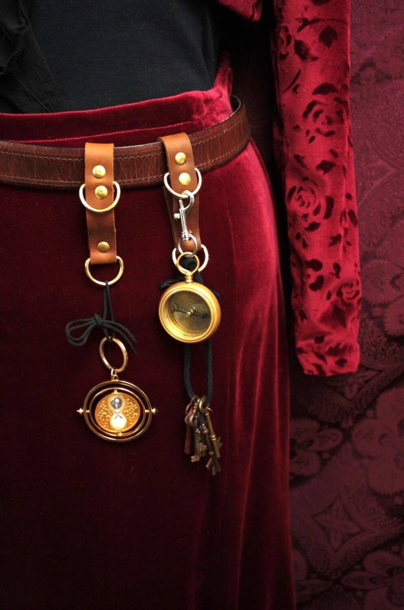 Gürtelschlaufe Schlüsselanhänger, Echt Leder/ Larp, Wanderer, Renfaire, Renfest, Renaissance Festival Zubehör D-Ringe Leder Schleife von MyFunkyCamelot