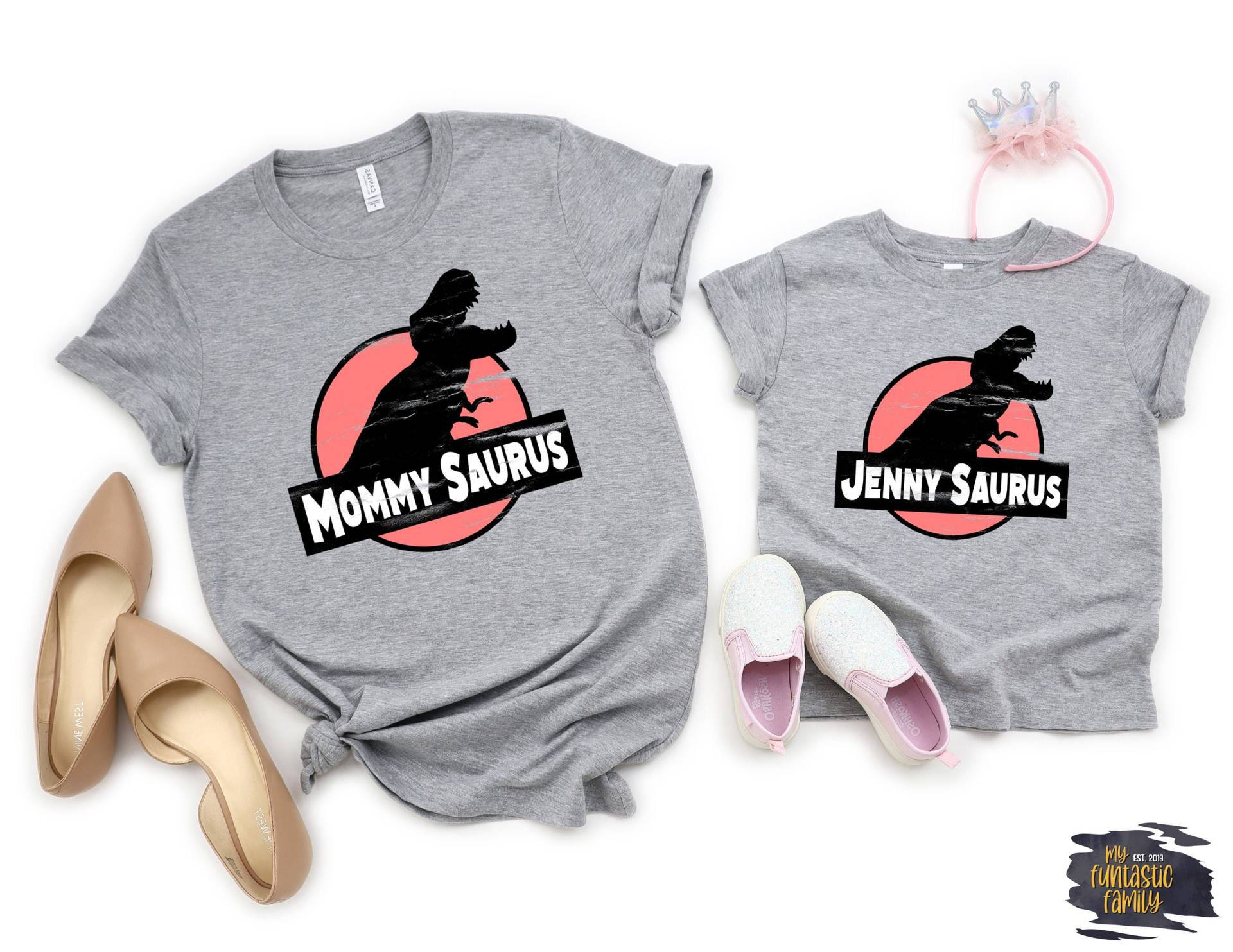 Passende Mama Und Ich Shirts, Name Dinosaurier Shirt, Lustiges Baby, Saurus, Baby Personalisierte Shirts von MyFuntasticFamily