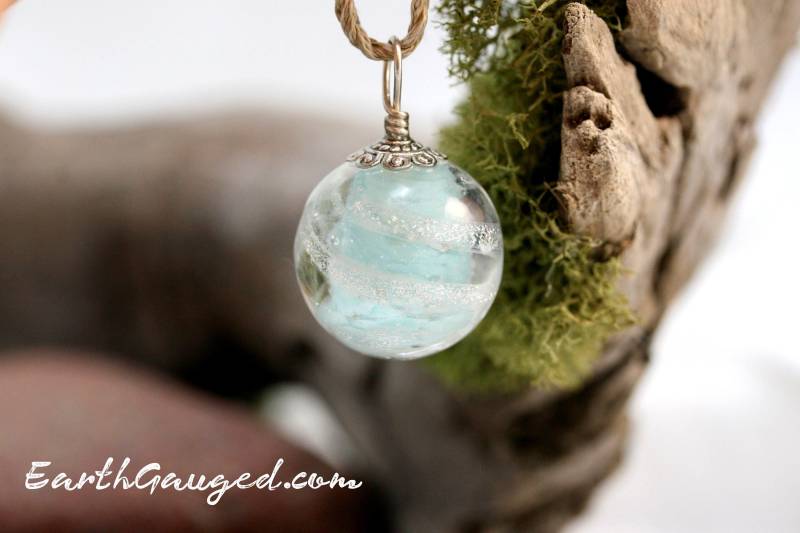 Glow in The Dark Turquoise Mystic Swirl Feuerbestattung Schmuck, Fügen Sie Ihren Sentimentalen Gegenstand Hinzu. Haustier-Asche, Haare, Sand, Erde von MyFurAngelMemorials