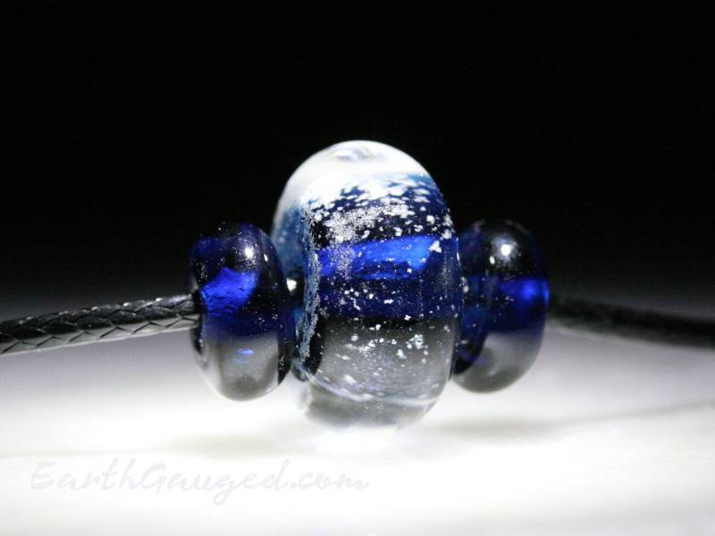 Männer Blau Glow-In-The-Dark Anhänger Feuerbestattung Schmuck. Fügen Sie Ihren Sentimentalen Gegenstand, Tribut, Haustierasche, Haar, Sand, Erde Männer Blau Glow-In-The-Dark Anhänger Feuerbestattung Schmuck. Fügen Sie Ihren Sentimentalen Gegenstand, Tribut, Haustierasche, Haar, Sand, Erde von MyFurAngelMemorials