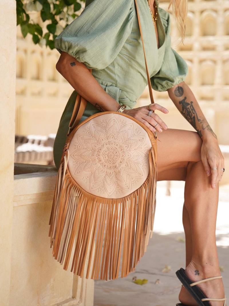 Boho Runde Leder Fransen Geldbörse, Umhängetasche Mit Hellbraun von MyGratitudeBali