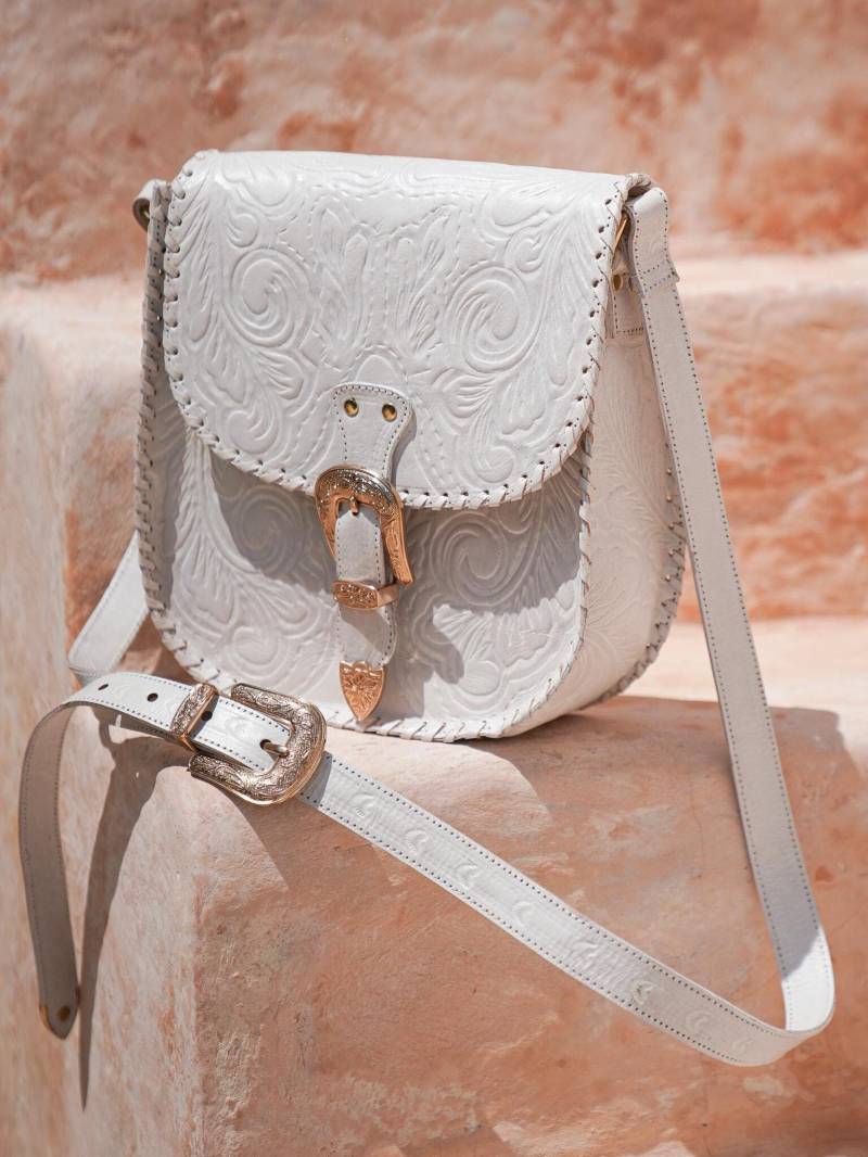 Handpunzierte Weiße Crossbody Ledertasche, Boho Hippy von MyGratitudeBali