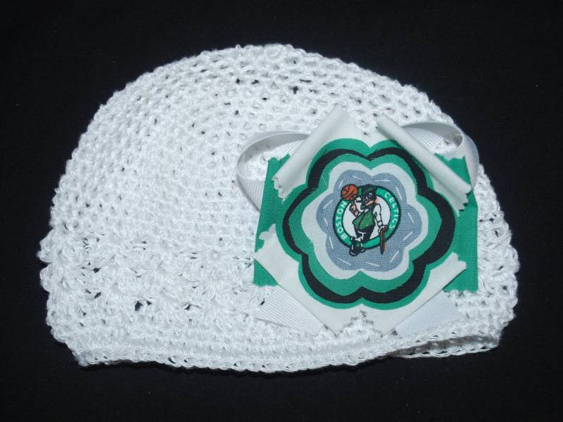 Boston Celtics Stoff Blume Häkelmütze Für Neugeborene von MyGreatEscape