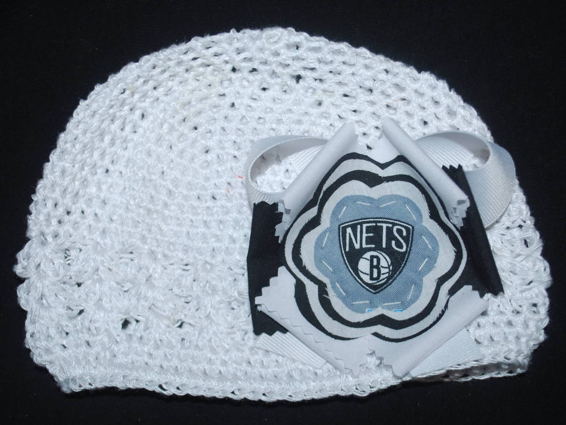 Brooklyn Nets Stoffblumen Häkelmütze Für Neugeborene von MyGreatEscape