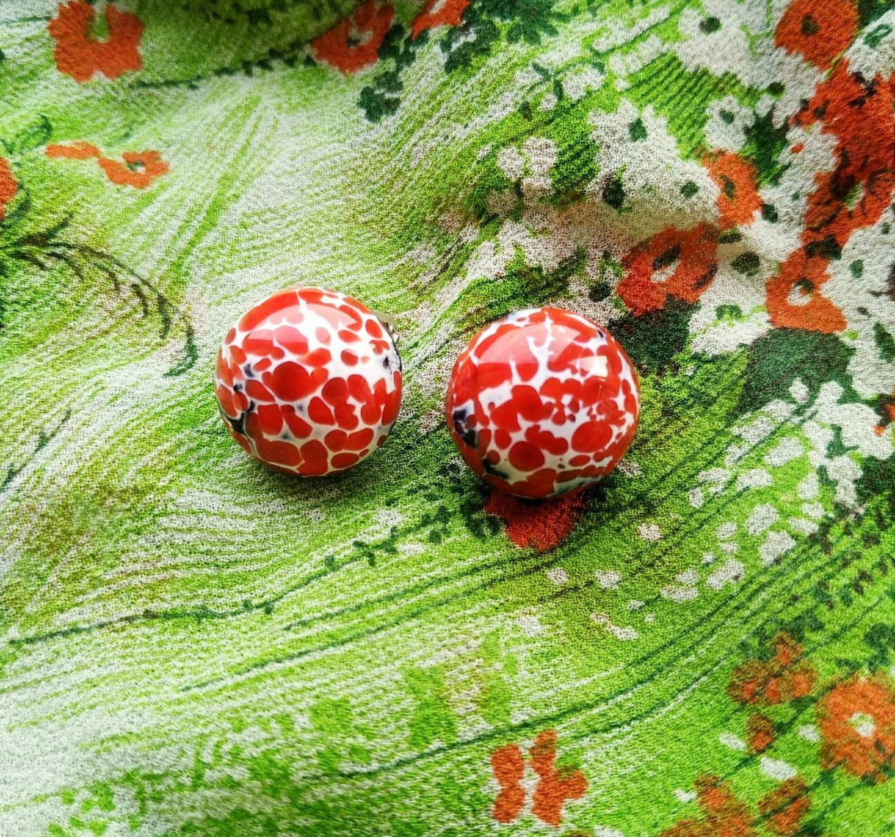 Vintage Keramik Ohrclips Rotes Abstraktes Pünktchen-Design Vintage Keramik Ohrclips Rotes Abstraktes Pünktchen-Design von MyHappyFinds