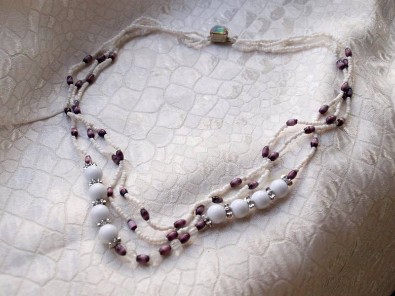 Vintage Perlenkette Weiße Und Lila Kunststoffperlen, 52 cm Vintage Perlenkette Weiße Und Lila Kunststoffperlen, 52 cm von MyHappyFinds