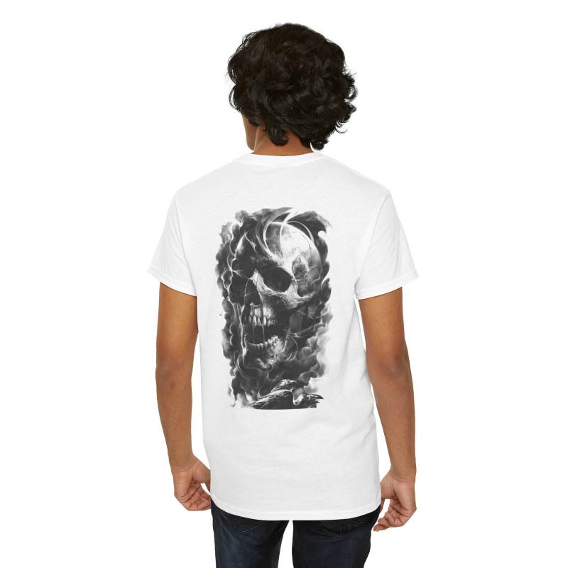 T-Shirt Mit Totenkopf Unter Rauch L Dark Aesthetic Skull Shirt Düsteres Motiv Nebel Effekt Gothic & Streetwear Design von YalivaDecor