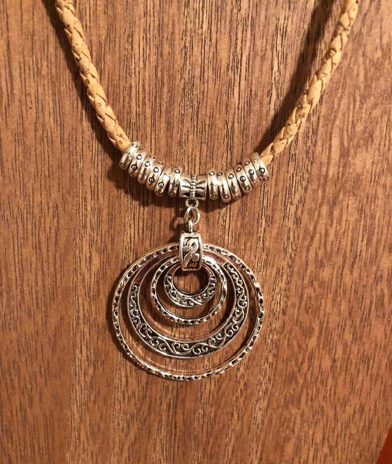 Kork Leder Halskette Mit Silber Anhänger von MyJoyfulSomethings