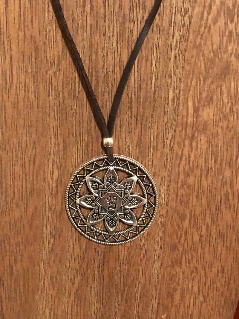 Silberfarbenes Florales Medaillon von MyJoyfulSomethings