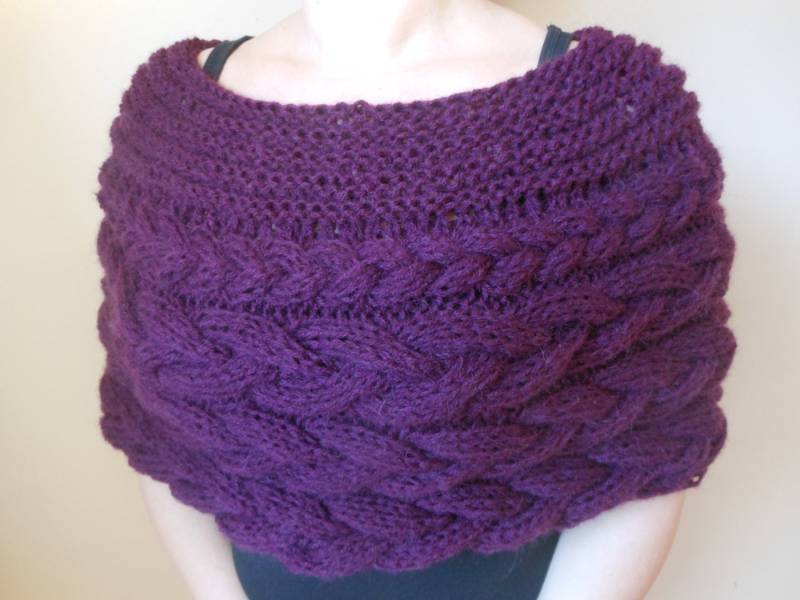 Kabel Strick Schal Cape Hochzeit Achselzucken Poncho Hals Wärmer Lila von MyKnitCroch