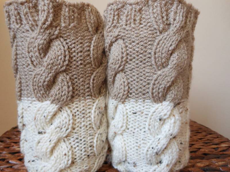 Von Hand Gestrickte Boot Manschetten Stulpen 2 in 1 Creme Tweed Und Beige Cafe Latte von MyKnitCroch