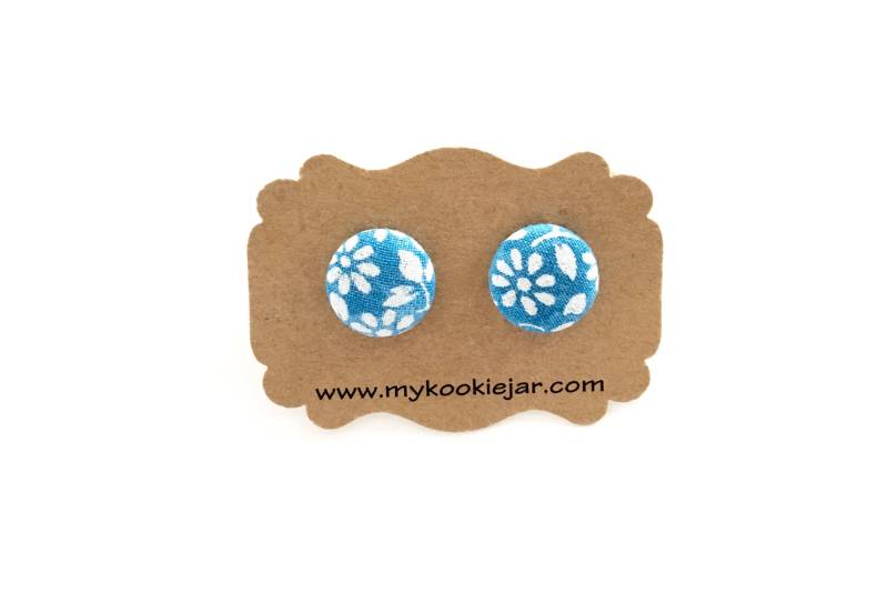 Blaue Blumenknopf Ohrringe, Blau Weißer Blumenstoff, Stoffknopf Mädchen Blumen Ohrstecker, Handgemachte Ohrringe von MyKookieJar