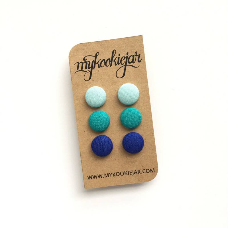 Blaue Ombre Stoffknopf Ohrringe, Something Blue Ohrstecker, Nickelfreie Ohrstecker Oder Clip-Ons, Geschenkidee, Statement Blautöne von MyKookieJar