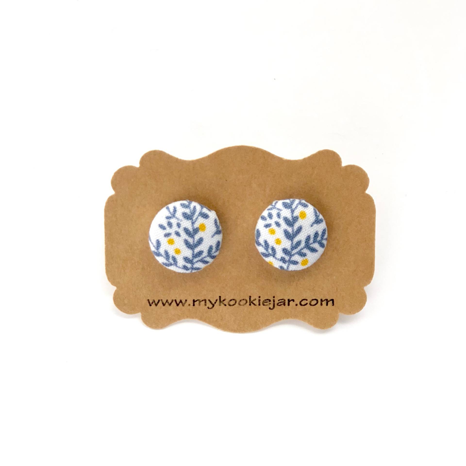 Blaue Und Gelbe Blumenohrstecker, Stoffbezogene Knopfohrringe, Frühling Ohrstecker, Blumen Nickelfreie Ohrringe, Mädchenohrringe von MyKookieJar