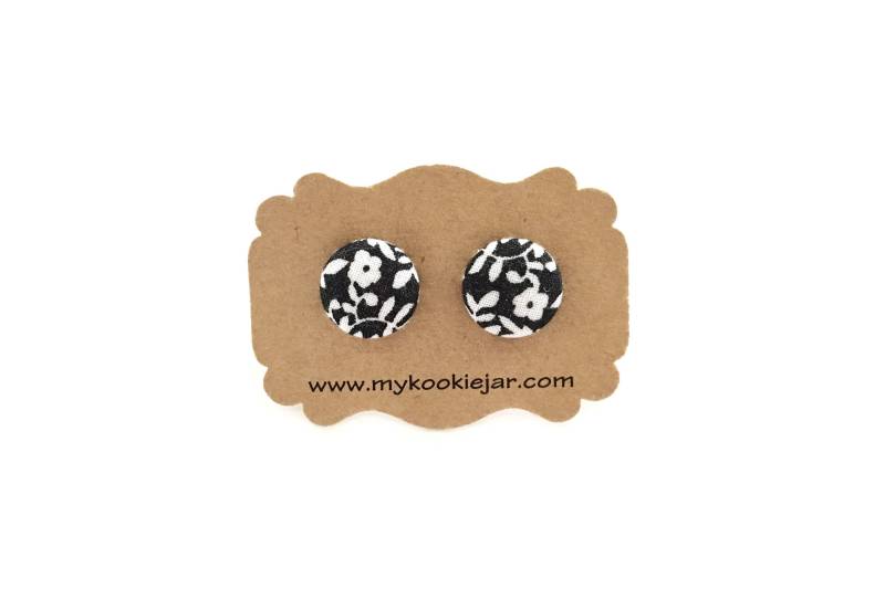 Blumen Ohrringe, Schwarz Weiß Blumenstoff Knopf Ohrstecker, Boho Mädchen Monochrome Blumenstoff, Handgemacht von MyKookieJar