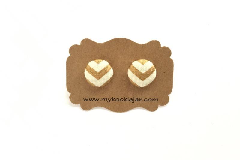 Gold Creme Chevron Ohrstecker, Stoff Knopf Ohrringe, Leichte Statement Mutter Tochter Schmuck, Titanium Beiträge von MyKookieJar