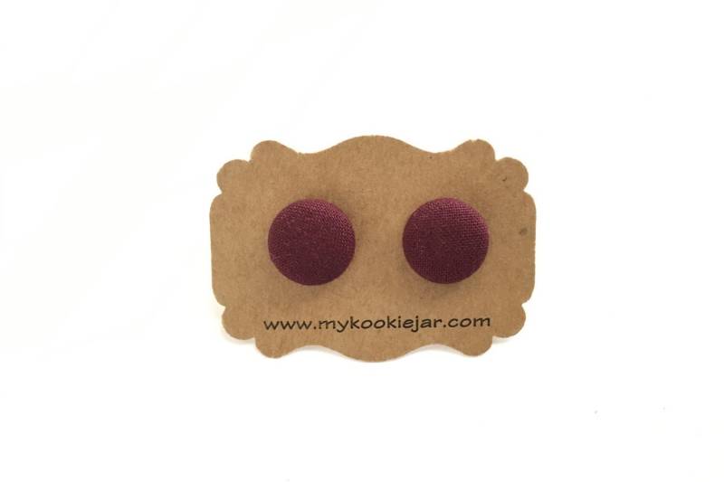 Herbstliche Feste Weinrote Stoffknopfohrringe, Leichte Ohrringe, Nickelfreie Ohrstecker Oder Clip-Ons, Niedliche Ohrringgeschenkidee, Titanpfosten von MyKookieJar