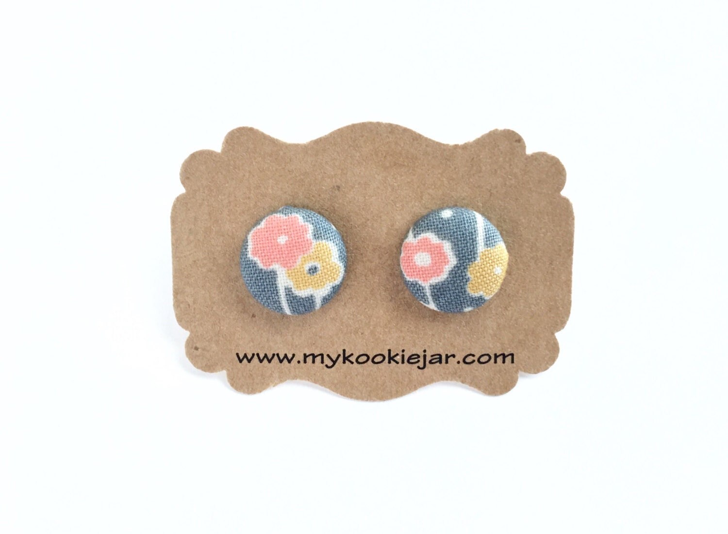 Korall-Rosa-Senfgelbe Blumen Auf Grauen Stoff-Überzogenen Knopf-Ohrringen, Nickel-Freie Ohrstecker Oder Clip-Ons, Frühlingsblumen-Ohrringe von MyKookieJar