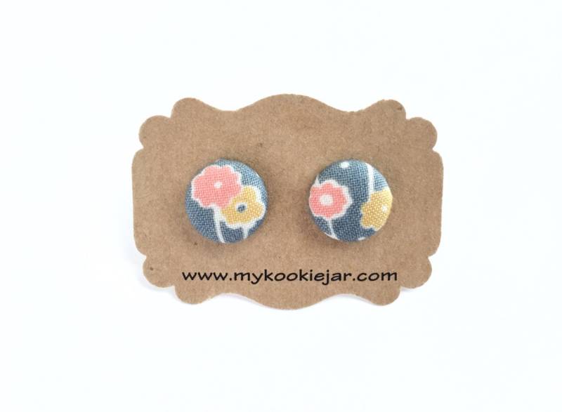 Korall-Rosa-Senfgelbe Blumen Auf Grauen Stoff-Überzogenen Knopf-Ohrringen, Nickel-Freie Ohrstecker Oder Clip-Ons, Frühlingsblumen-Ohrringe von MyKookieJar