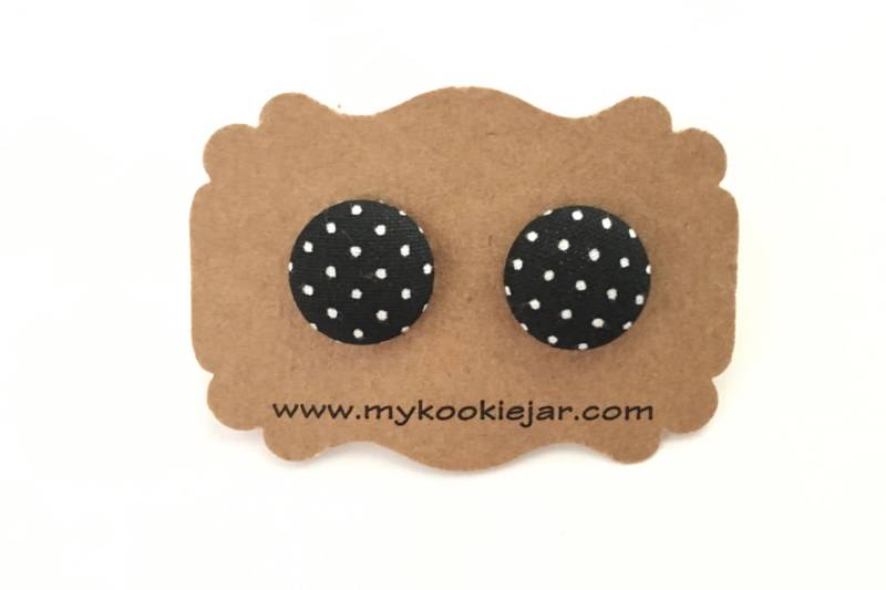 Monochrome Schwarz Weiß Ohrringe, Pin Dots Stoff Bezogene Knopf Schwarze Ohrstecker, Nickelfreie Leichtgewicht von MyKookieJar