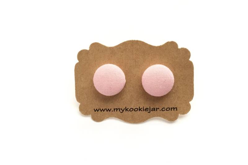 Pastell Rosa Ohrstecker, Stoff Überzogene Knopf Ohrringe, Blush Rosa Blumenmädchen, Nickel-Frei, Leicht von MyKookieJar
