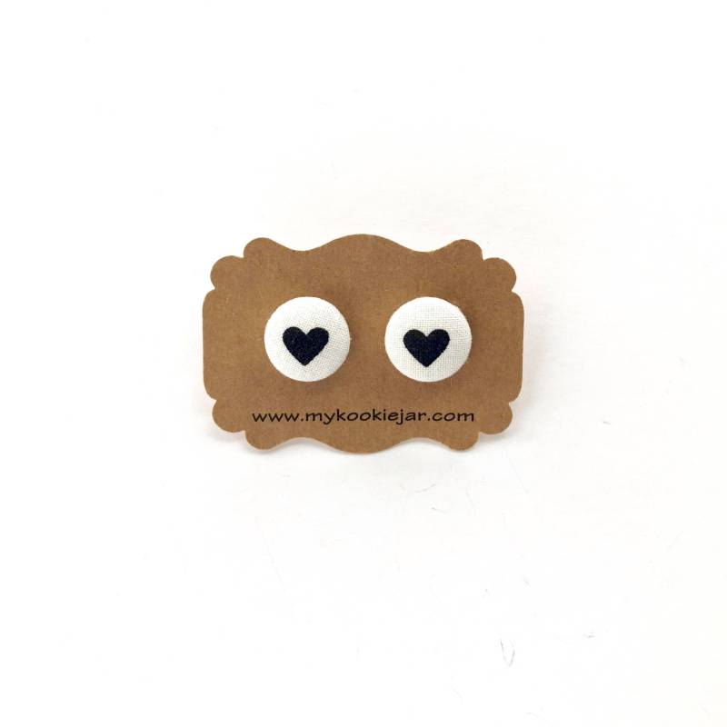 Schwarzes Herz Ohrstecker, Monochrome Ohrringe, Weiß Schwarzes Stoff Knopf Nickelfreie Leicht, Minimalistisch von MyKookieJar