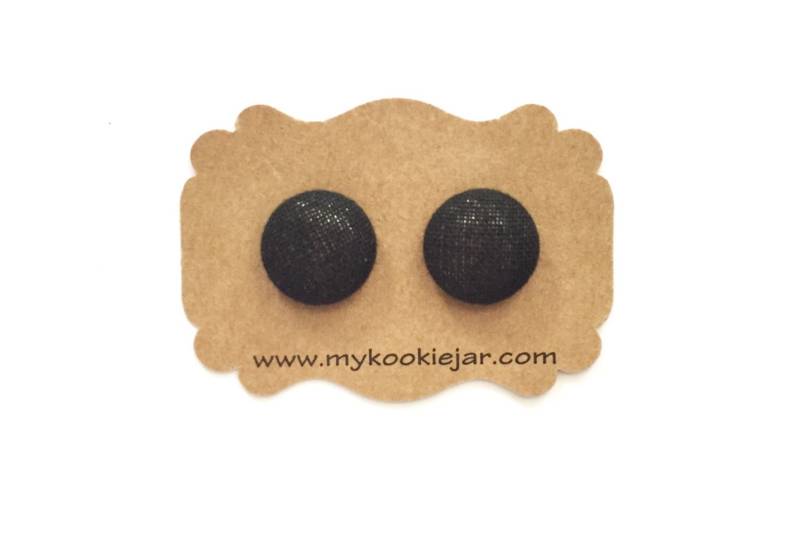 Solide Mitternachtsschwarze Ohrringe, Knöpfe Mit Schwarzem Stoff Bezogen, Leichte Nickelfreie Schwarzer Schmuck, Handgemachte Geschenkidee von MyKookieJar