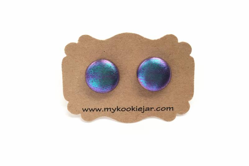 Violet Metallic Schillernde Stoffknopf Ohrringe, Nickel-Freie Ohrstecker Oder Clip-Ons, Meerjungfrau Geschenkidee, Leichte, Süße Mädchen Ohrringe von MyKookieJar