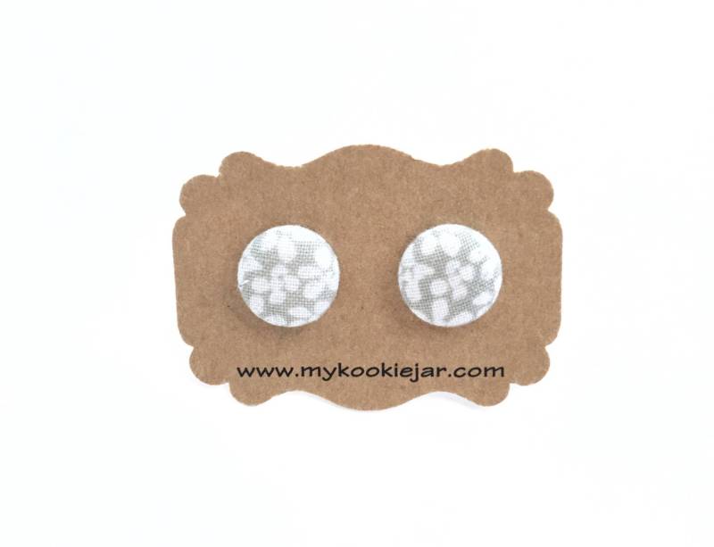 Weiße Blumen Ohrringe, Ohrstecker, Ohrringe Weiß Grau Blume, Grau, Geblümter Stoff, Leicht, Des Mädchens von MyKookieJar