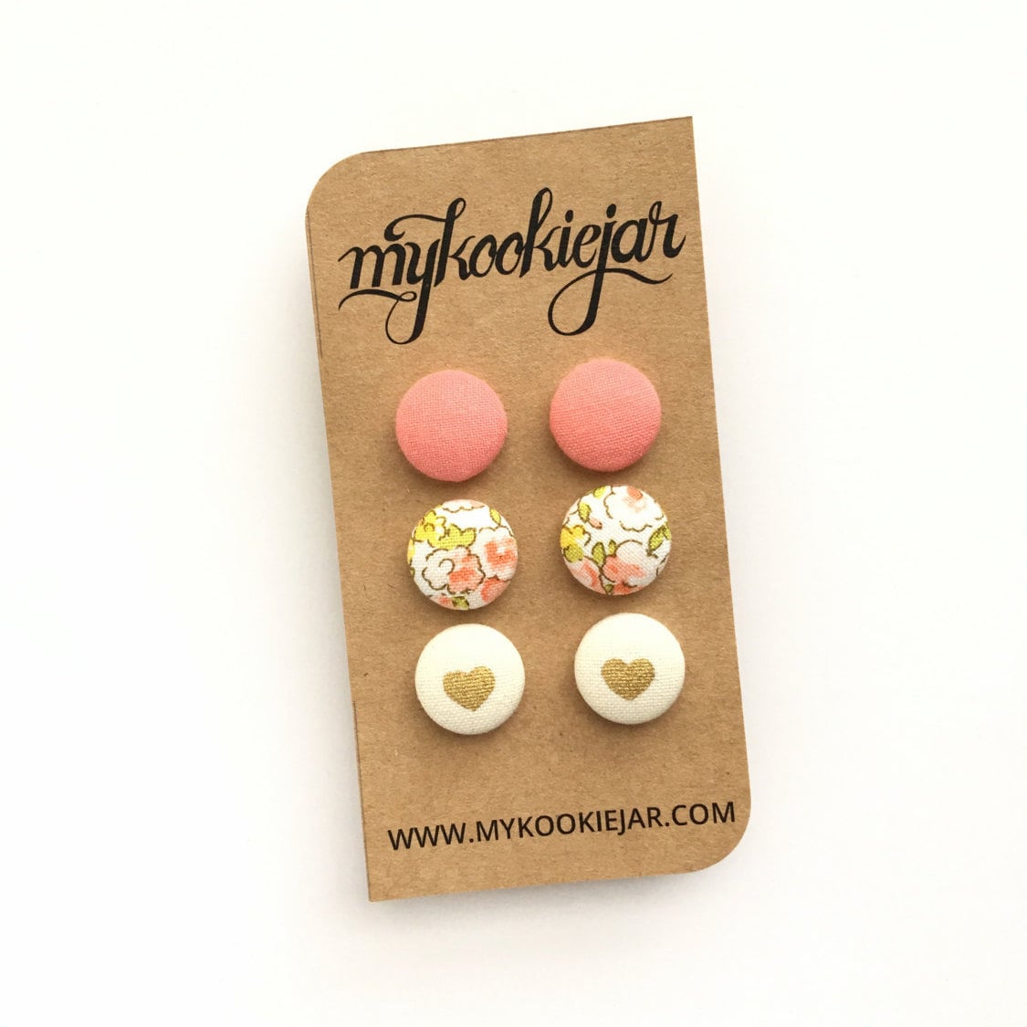 Wohnzimmer Koralle, Pfirsich Und Gelb Floral Gold Herz Auf Creme Stoff Knopf Ohrringe, Nickel-Freie Ohrstecker Oder Clip-Ons, Niedliche Geschenkidee von MyKookieJar