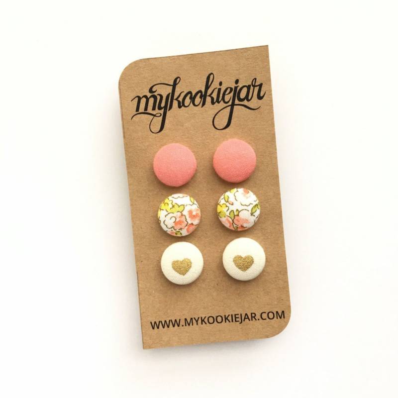 Wohnzimmer Koralle, Pfirsich Und Gelb Floral Gold Herz Auf Creme Stoff Knopf Ohrringe, Nickel-Freie Ohrstecker Oder Clip-Ons, Niedliche Geschenkidee von MyKookieJar
