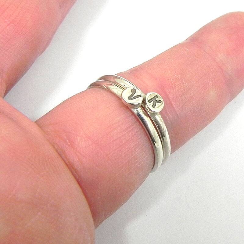 2 Sterling Silber Initial Ringe, Monogramm Stapelringe, Zierliche Minimale Stapelbare Ringe von MyKosmima