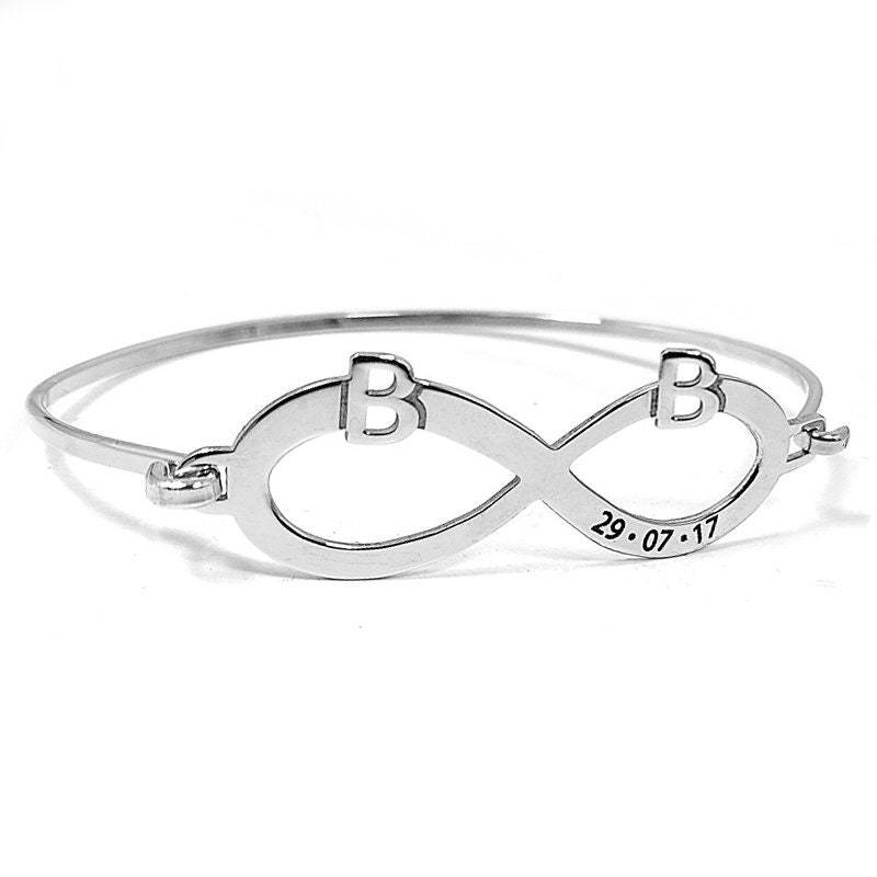 Handgefertigtes Personalisiertes Unendlichkeitsarmband, Armreif Mit Unendlichkeit, Monogrammen Und Datum Auf Sterlingsilber Handgefertigtes Personalisiertes Unendlichkeitsarmband, Armreif Mit Unendlichkeit, Monogrammen Und Datum Auf Sterlingsilber von MyKosmima