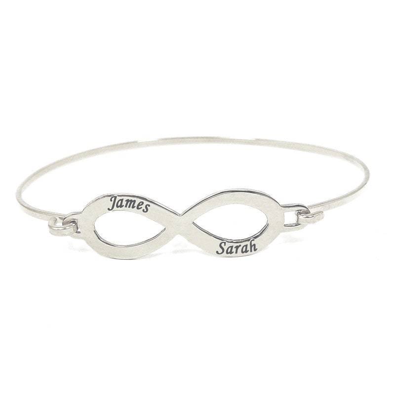 Handgefertigtes Personalisiertes Unendlichkeitsarmband, Armreif Mit Unendlichkeit Und Namen Auf Sterlingsilber, Platiniert Oder Vergoldet Handgefertigtes Personalisiertes Unendlichkeitsarmband, Armreif Mit Unendlichkeit Und Namen Auf Sterlingsilber, Platiniert Oder Vergoldet von MyKosmima